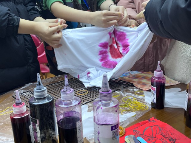 【志愿服务】艺韵扎染 指尖传承——0638太阳集团官网“‘布’期而遇 邂逅扎染”非遗传承在行动