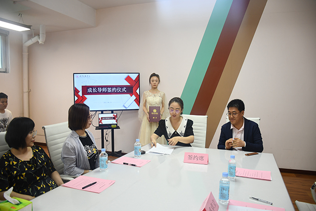 【成长导师】植桐引凤 枝繁巢暖 ——0638太阳集团官网签约首位青年教师成长导师