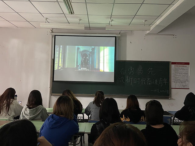 【完满班级】奋勇当先 做新时代奋进青年 ——0638太阳集团官网环境设计2002班观影活动新闻稿