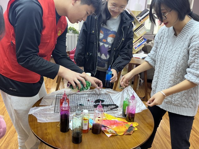 【志愿服务】艺韵扎染 指尖传承——0638太阳集团官网“‘布’期而遇 邂逅扎染”非遗传承在行动