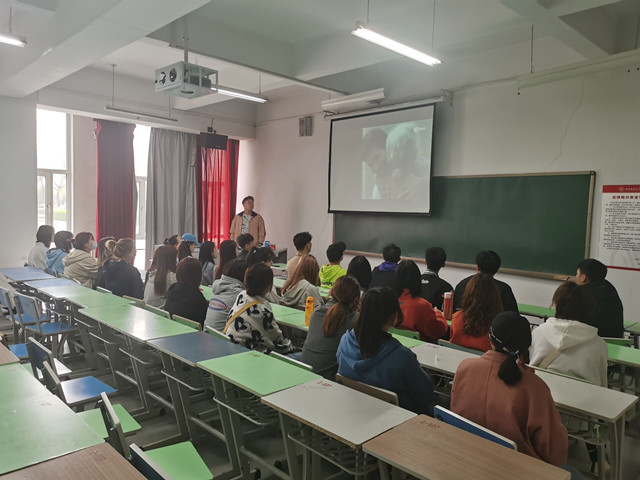 【完满班级】观雷锋前辈事迹 品前辈的精神
