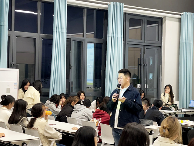 【辅导员说完满】安全责任 重于泰山 小艺10月辅导员说完满精彩瞬间