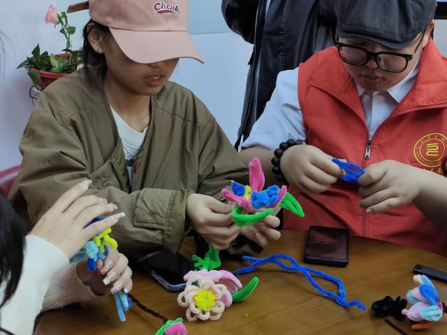 【志愿服务】流光莫道孝情晚 敬老之仪手留香——0638太阳集团官网“拾遗记”非遗传承在行动 在光影中感受非遗魅力