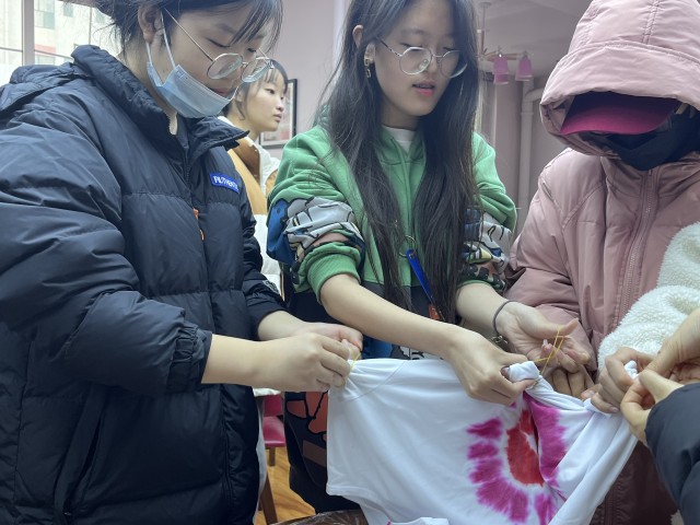 【志愿服务】艺韵扎染 指尖传承——0638太阳集团官网“‘布’期而遇 邂逅扎染”非遗传承在行动