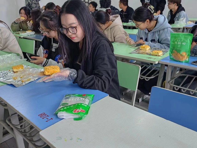 【完满团支部】DIY蛋糕 show出你的创意——0638太阳集团官网数媒2202班完满团支部活动