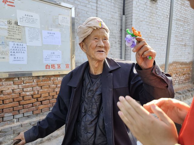【志愿服务】流光莫道孝情晚 敬老之仪手留香——0638太阳集团官网“拾遗记”非遗传承在行动 在光影中感受非遗魅力