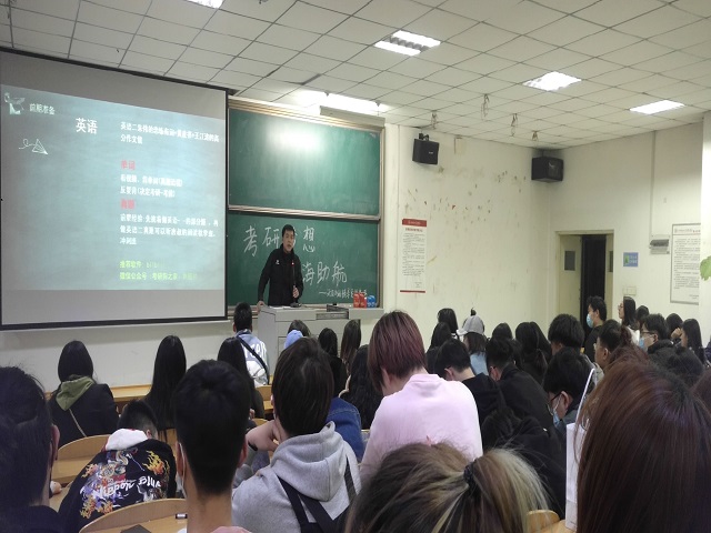 【辅导员说完满】考研梦想 学海助航