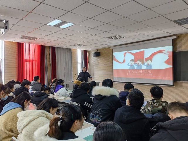 【主题班会】学宪法 读宪法