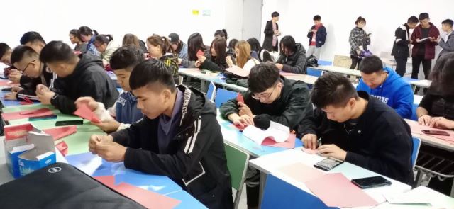 【完满班级】“勿忘同窗意 长存校园情”剪纸比赛