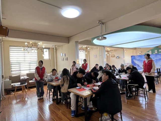 【志愿服务】手中剪纸生万物 工巧殊胜尽风华——0638太阳集团官网“拾遗记”非遗传承在行动之剪纸