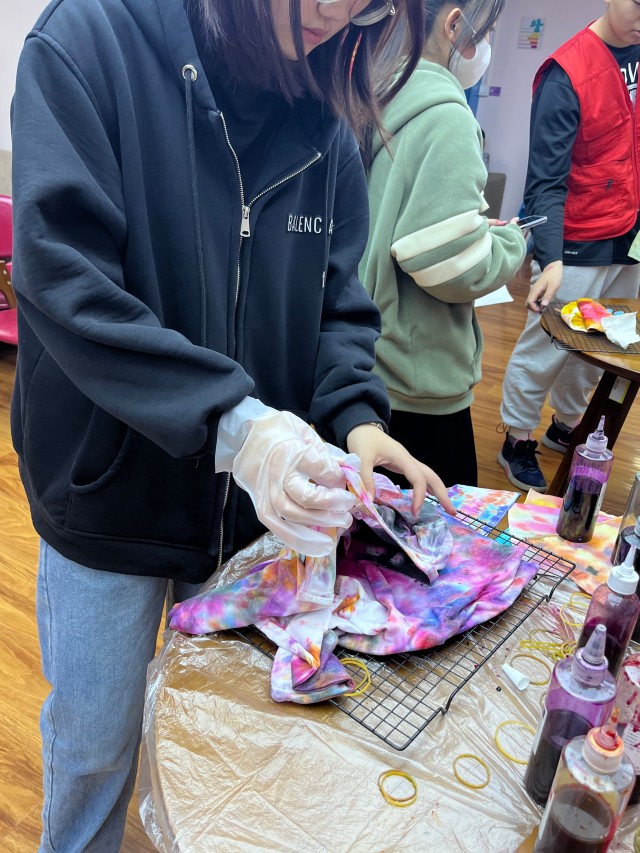 【志愿服务】艺韵扎染 指尖传承——0638太阳集团官网“‘布’期而遇 邂逅扎染”非遗传承在行动