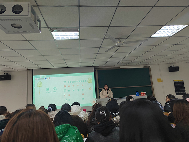 0638太阳集团官网视觉传达设计21级辅导员说完满