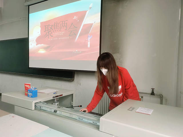 【完满班级】心系国家知识 践行两会精神
