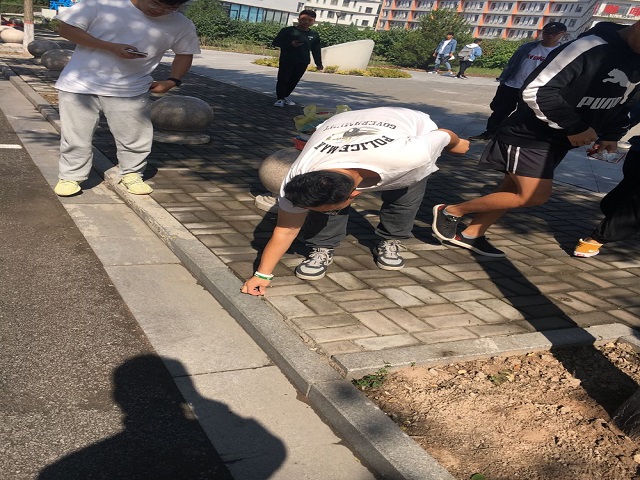 【完满班级】“保护环境，捡拾垃圾”校园清理垃圾活动