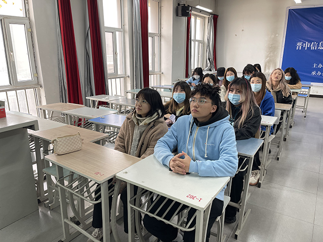 【完满班级】心系国家知识 践行两会精神
