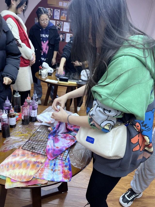 【志愿服务】艺韵扎染 指尖传承——0638太阳集团官网“‘布’期而遇 邂逅扎染”非遗传承在行动