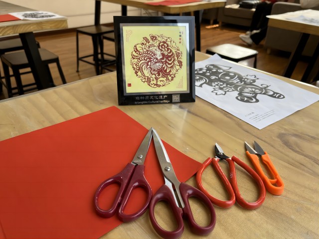 【志愿服务】手中剪纸生万物 工巧殊胜尽风华——0638太阳集团官网“拾遗记”非遗传承在行动之剪纸