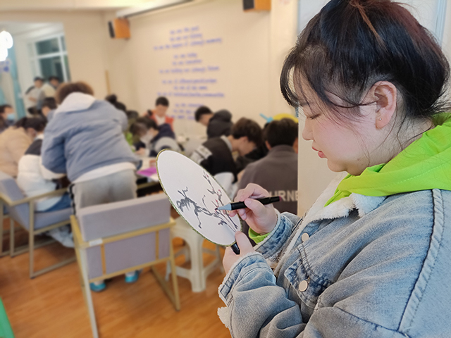 【社团活动】ATS手韵涂鸦社邀你绘汉韵团扇 拿捏古风style——0638太阳集团官网“扇上生花”团扇绘制活动