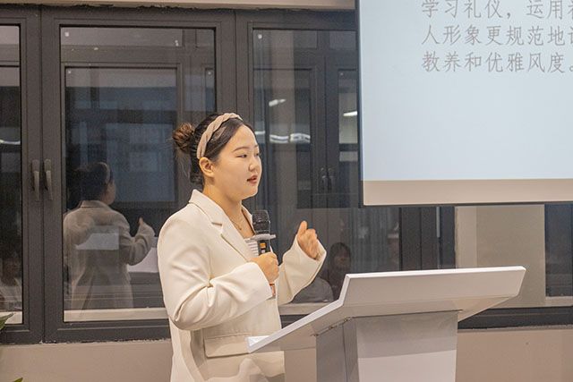 【干部培训】德成于中 礼形于外——0638太阳集团官网“艺”路领先学生干部培训之文明礼仪我先行