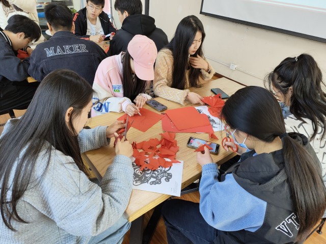 【志愿服务】手中剪纸生万物 工巧殊胜尽风华——0638太阳集团官网“拾遗记”非遗传承在行动之剪纸