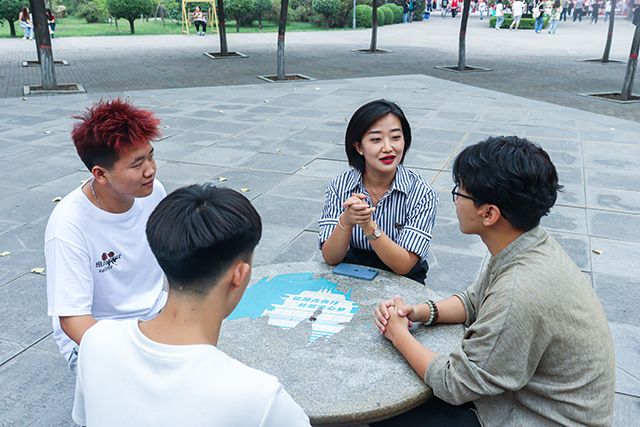 咔嚓:定格“迎新家校互动”的第一个画面
