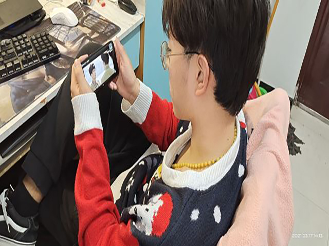 【完满班级】观雷锋前辈事迹 品前辈的精神