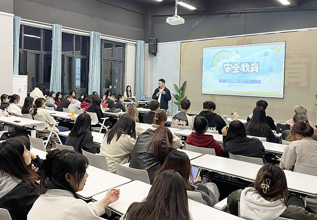 【辅导员说完满】安全责任 重于泰山 小艺10月辅导员说完满精彩瞬间